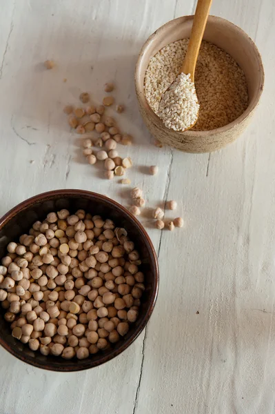 Chickpeas and sesame seeds — Stock Photo, Image