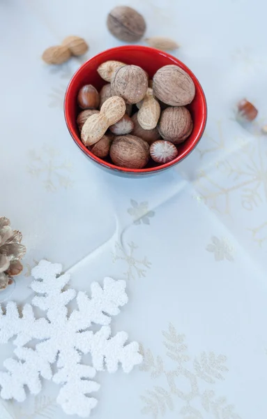 Nueces en un tazón —  Fotos de Stock