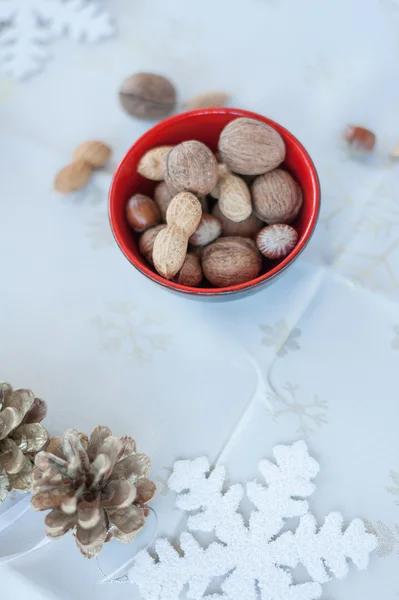 Nueces en un tazón —  Fotos de Stock