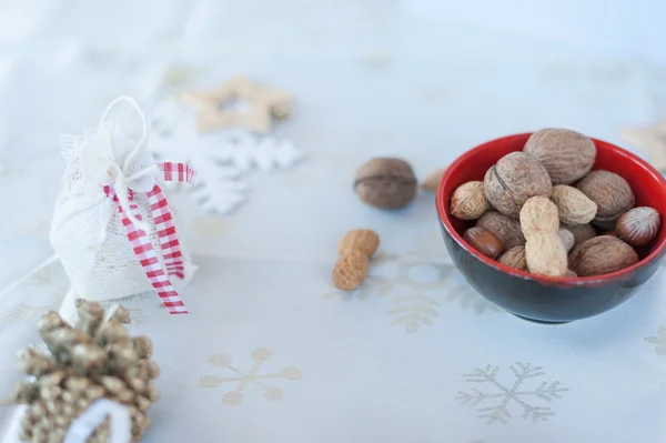 Nueces en un tazón —  Fotos de Stock