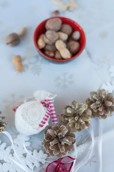 Орехи в миске — стоковое фото