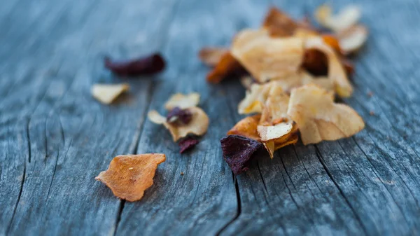 Une petite pile de légumes déshydratés utilisés pour assaisonner — Photo