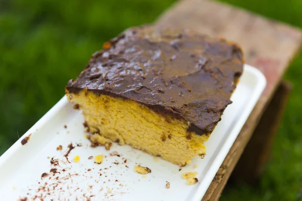 Pastel de flores de coco con chocolate encima —  Fotos de Stock