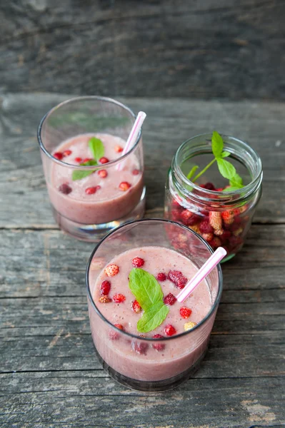 Yabani çilek milkshake — Stok fotoğraf