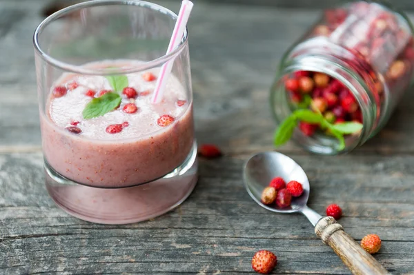 Yabani çilek milkshake — Stok fotoğraf