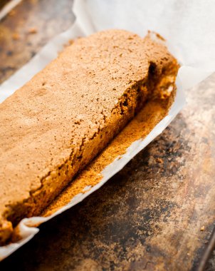 Siyah bir zemin üzerine muz ekmeği