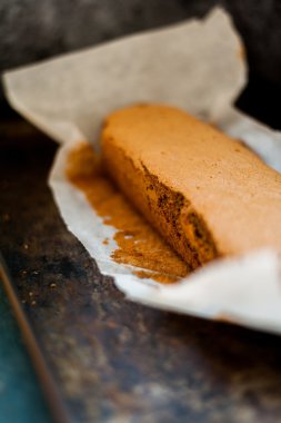 Siyah bir zemin üzerine muz ekmeği