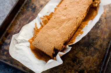 Siyah bir zemin üzerine muz ekmeği