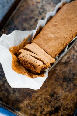 Siyah bir zemin üzerine muz ekmeği