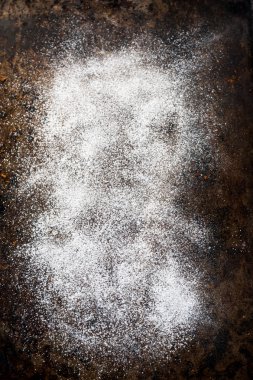 Siyah tepside pudra şekeri