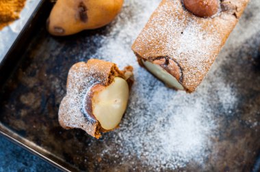 Armut ve pudra şekeri ile pasta