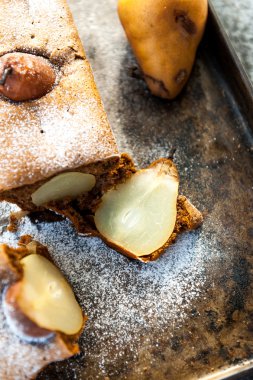 Armut ve pudra şekeri ile pasta