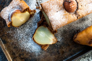 Armut ve pudra şekeri ile pasta