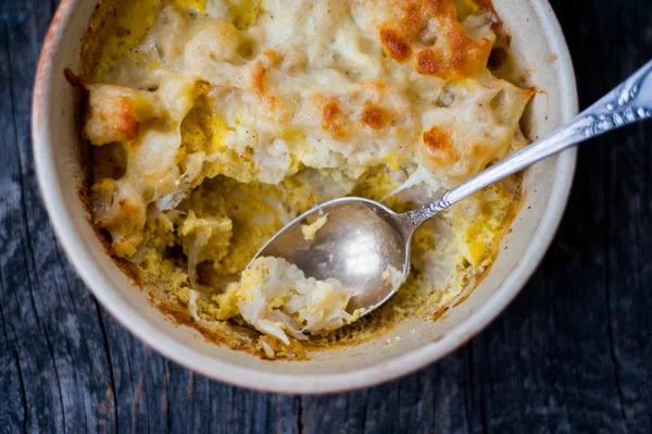 Gebackener Blumenkohl mit Käse und Eiern — Stockfoto