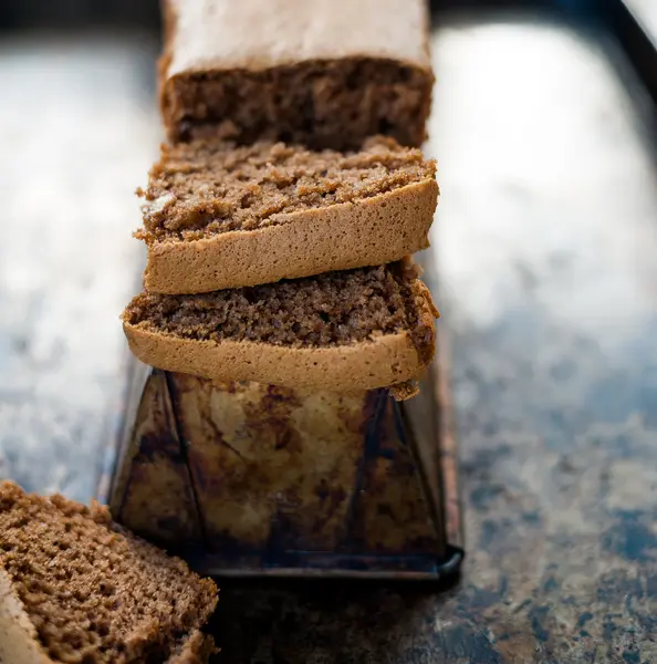 Bananenbrot auf schwarzem Hintergrund — Stockfoto