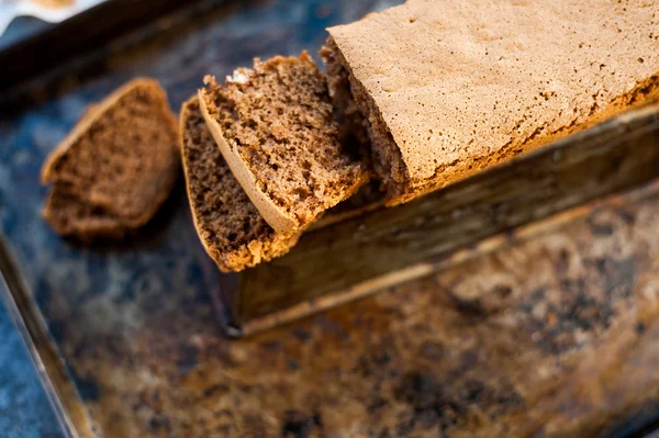 Bananenbrot auf schwarzem Hintergrund — Stockfoto