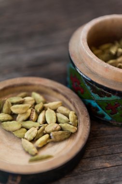 Kakuleden siyah bir zemin üzerine