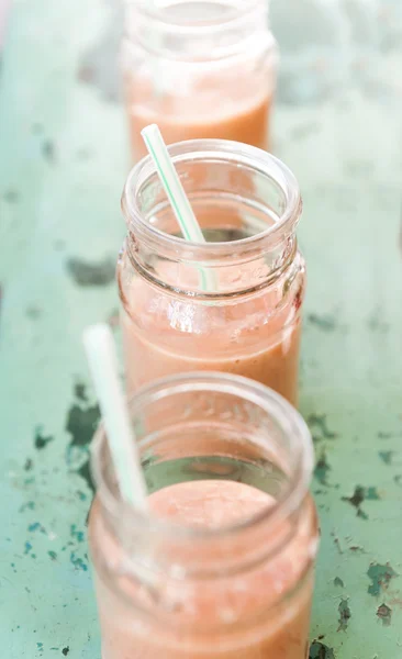 Berry smoothie i små glas — Stockfoto