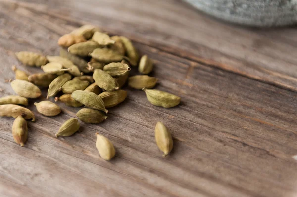 Cardamomo su un backgorund vintage — Foto Stock