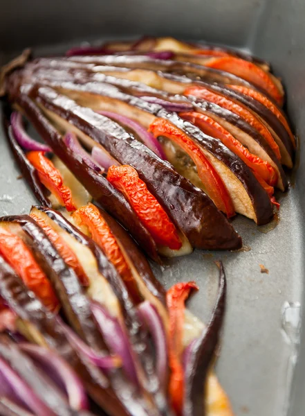Pieczony bakłażan z pomidorami i serem — Zdjęcie stockowe