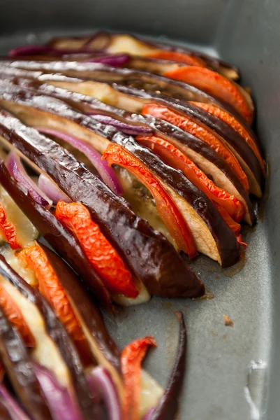 Fırında patlıcan domates ve peynir ile — Stok fotoğraf