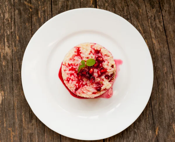 Rice pudding with pomegranate sauce — Stock Photo, Image
