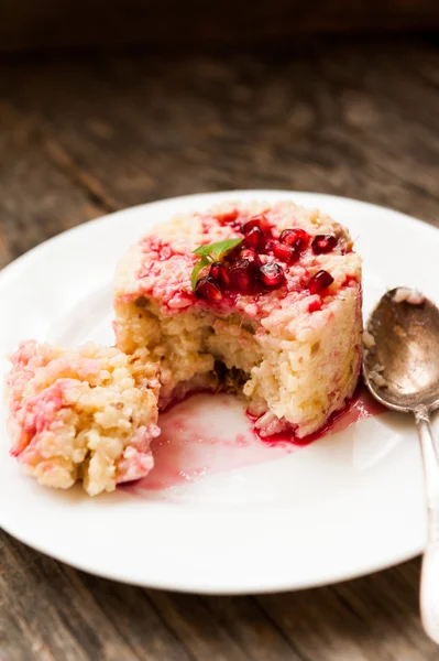 Risgrynsgröt med granatäpple sås — Stockfoto