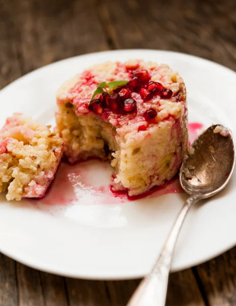 Risgrynsgröt med granatäpple sås — Stockfoto