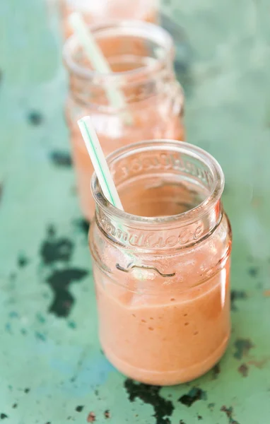 Berry smoothie i små glas — Stockfoto