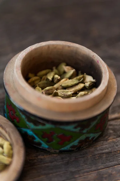 Cardamomo su sfondo nero — Foto Stock