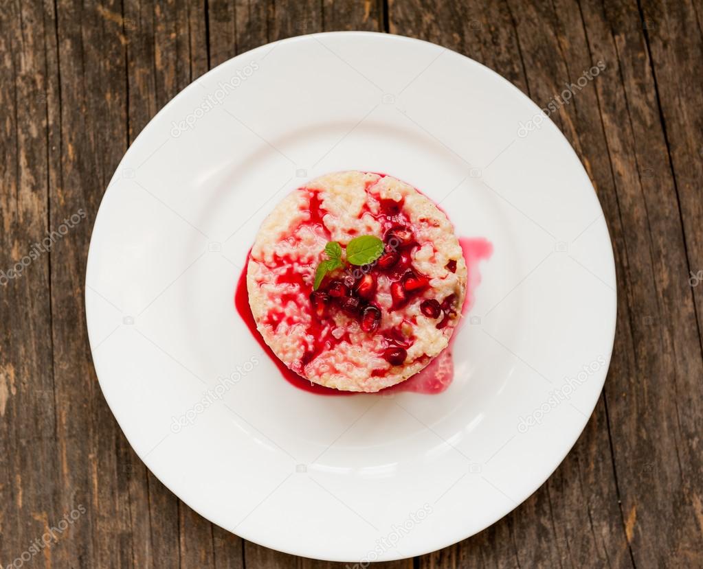 Rice pudding with pomegranate sauce