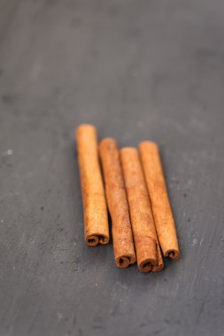 Tarçın çubuklarını kapat