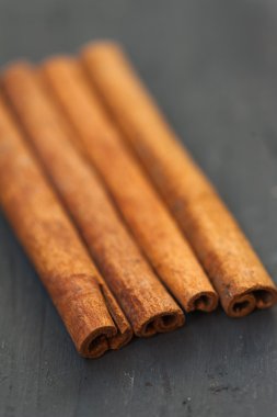 Tarçın çubuklarını kapat