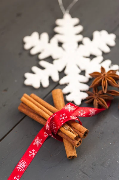 Decorazione natalizia con cannella e anice — Foto Stock