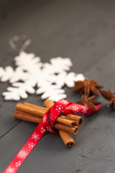 Decorazione natalizia con cannella e anice — Foto Stock