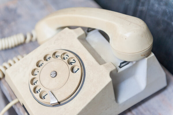 Винтажный телефон с номерами
