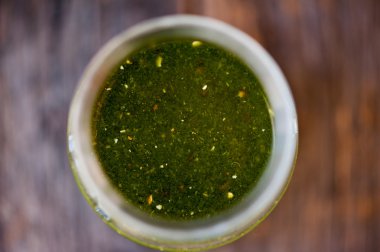 Yeşil sebze suyu bir bardak