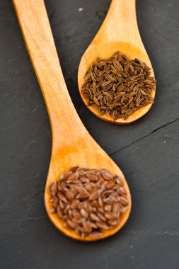 Bir kaşığı kimyon ve keten tohumu