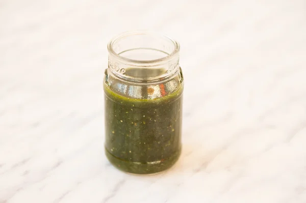 Zumo de verduras verdes en un vaso — Foto de Stock