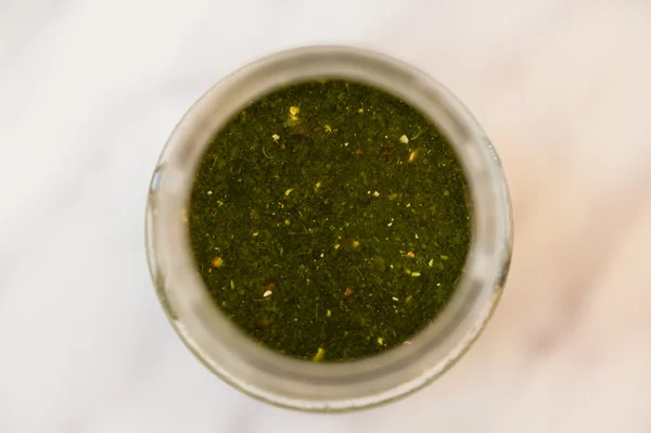 Suco de verduras verde em um copo — Fotografia de Stock