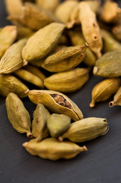 El primer plano del cardamón sobre la mesa — Foto de Stock