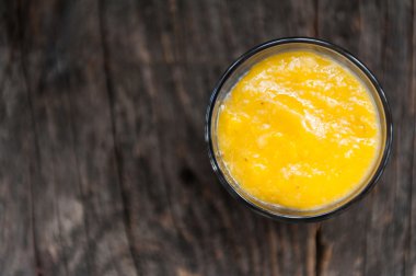 Chia tohum puding mango püresi ile