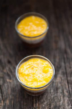 Chia tohum puding mango püresi ile