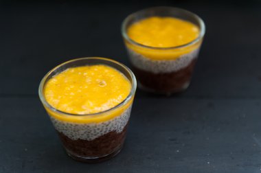 Chia tohum puding mango püresi ile