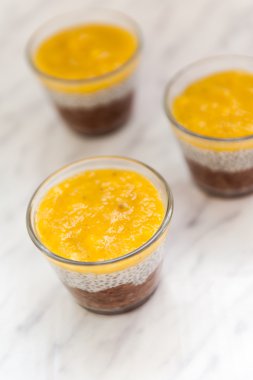 Chia tohum puding mango püresi ile