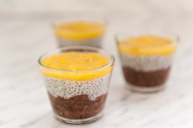 Chia tohum puding mango püresi ile