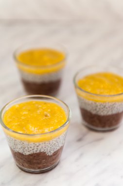 Chia tohum puding mango püresi ile