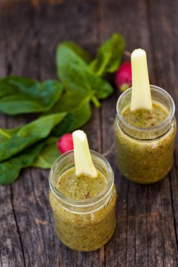 Gözlük yeşil sebze suyu