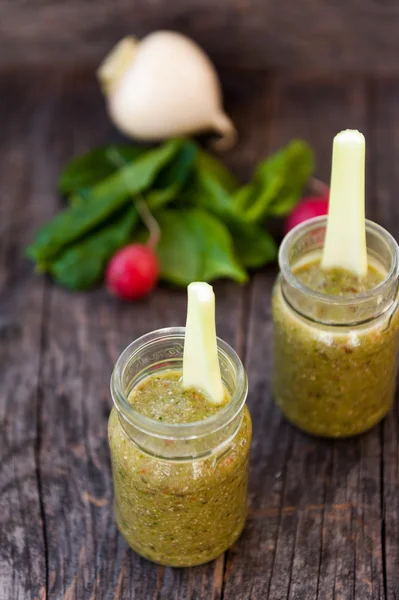 Jus de légumes verts dans des verres — Photo