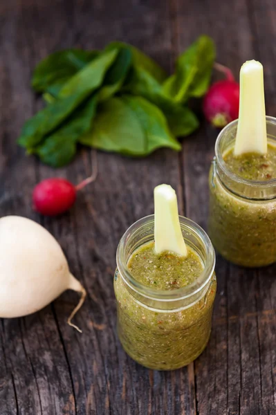 Grüner Gemüsesaft im Glas — Stockfoto